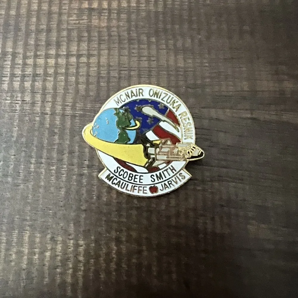 Challenger Space Shuttle Crew (1986) Vintage Hat Lapel Vest‎ Souvenir Pin